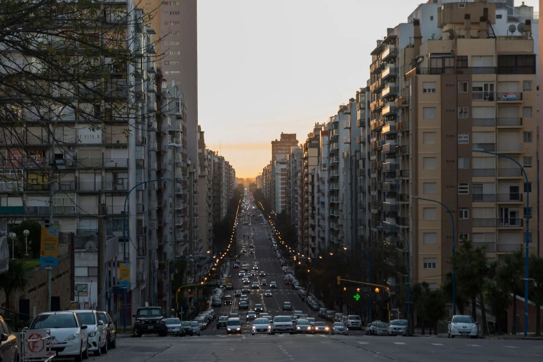 Una avenida de una ciudad argentina al atardecer