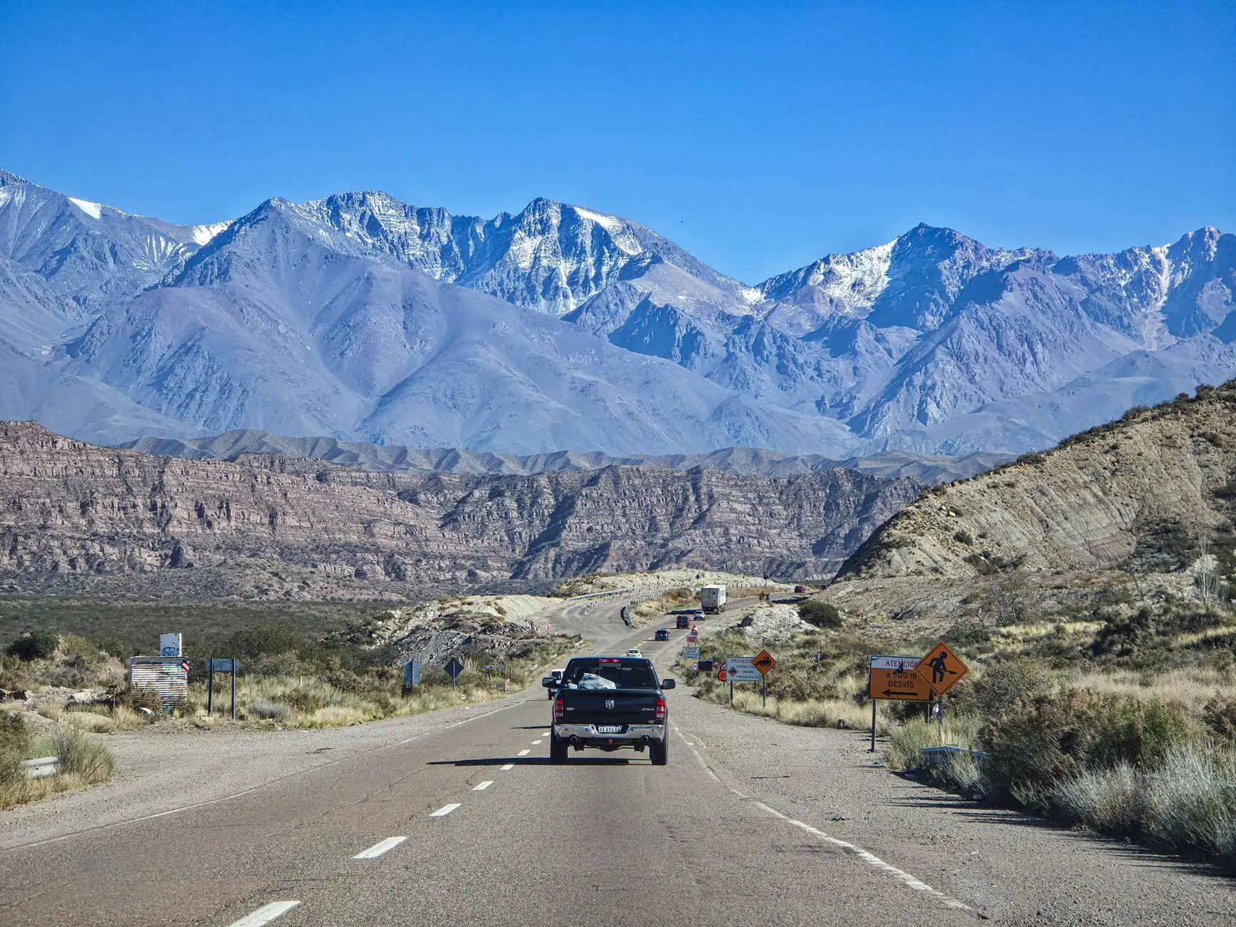 Una camioneta recorre una ruta entre montañas en Argentina
